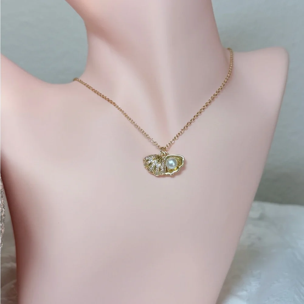 Elegant Gold Shell Pendant Necklace - Picture 9 of 10